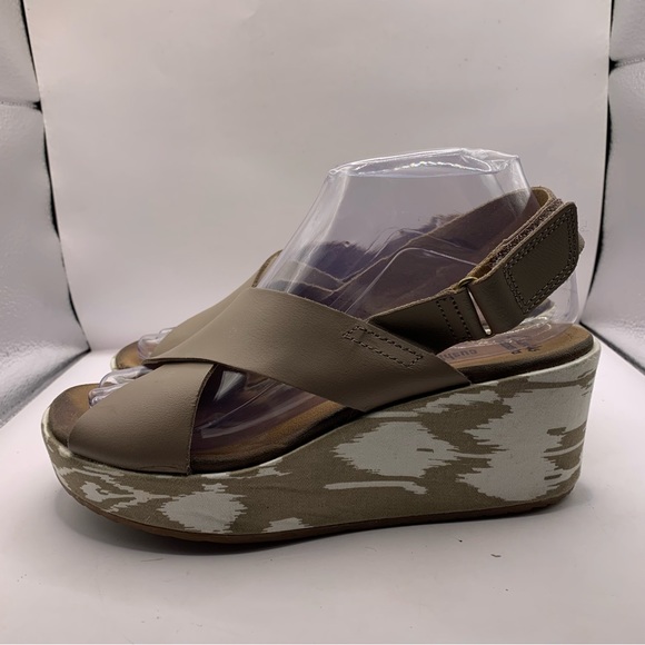CLARKS Collection Soft Cushion Size 7M Brown & Beige X Crossover Wedge Sandals - Picture 2 of 12